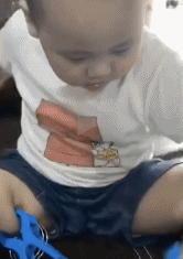 小朋友用夹子夹住了自己的大腿