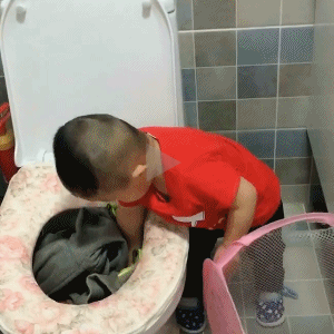 把衣服放进马桶里洗的小宝宝