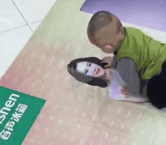 果然，男人从小就开始喜欢看美女