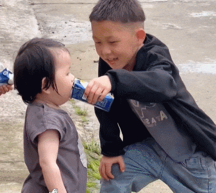 哥哥好心给妹妹喝牛奶，没想到全流到了衣服上