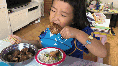 大口啃鸡腿的小女孩