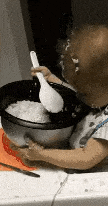 疯狂干饭的小宝宝