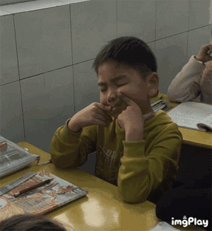 把眼保健操做成嘴巴按摩的小学生