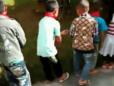 一群跳舞的小学生