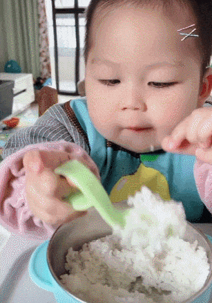 努力干饭的宝宝，就算是白米饭也吃得津津有味