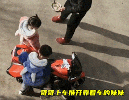 人狠话不多的妹妹，直接把车上的哥哥拽下来