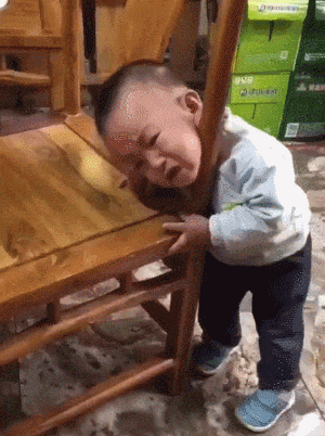 脑袋被椅子夹住的小孩，下次应该再也不会钻进去了