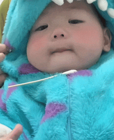 这是谁家的萌宝出镜了？可否免费抱一抱