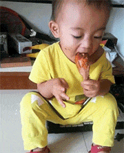 喜欢啃鸡腿的小宝宝，就是吃起来有点辣