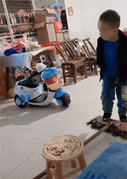 无聊踩拖把的男宝宝，成功把自己打懵了