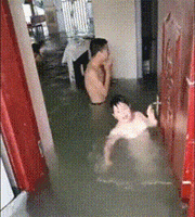 一场洪水过后，家里变成了游泳池，最开心的还得是孩子们