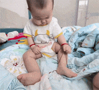 把皮筋套在脚上玩的小宝宝，成功把自己搞哭了