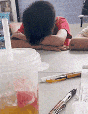 刻苦学习还得看这位少年，假装午睡，实则爬着在脚下看书