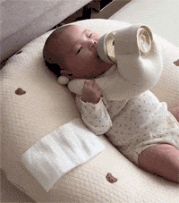 懒人带娃喂奶神器，这样就不用一直拿着奶瓶了