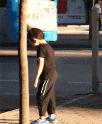 小朋友经常看奥特曼的后果，站在大街上尝试爆发超能力