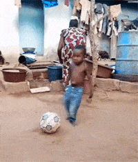 一起来看黑人小孩踢球吧！没想到腿短没踢到，还摔了一跤