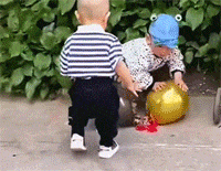 小宝宝连续按爆两个气球，看来还没摔疼啊！真是又菜又爱玩