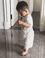 宝宝感觉脚底下有什么东西？原来是这么一个玩意，赶紧抓起来扔了