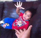 小孩哥想与大人击个掌，没想到被人抢先一步，瞬间就不淡定了