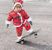 天生自带平衡感的小宝宝，滑板车玩得真溜