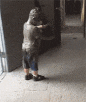 这谁家娃掉泥塘里去了？不把他洗干净，保证他亲妈都认不出来