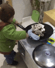 把袜子放锅里翻炒的小朋友，看这厨艺已经很优秀了