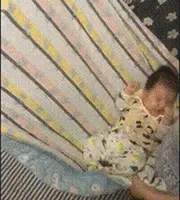 让小宝宝练习翻身，这个方法值得一试