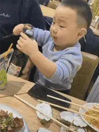 帮老爸开瓶盖的宝宝，希望你给他点个赞