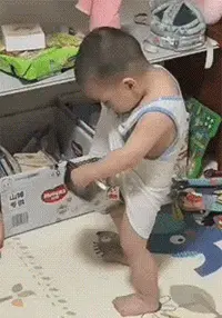宝贝拿盆接尿的行为太让人无语了，等他结婚时再看看这个画面