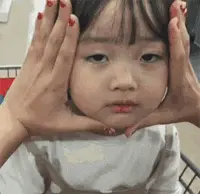 给胖脸小孩挤一下囧脸，等长大就没机会玩了