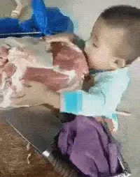 喜欢吃肉的小孩子，就算是生猪肉也等不及要咬两口