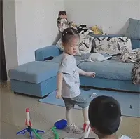 在客厅发射“火箭”的女宝宝，没想到精准命中目标