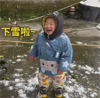下雪啦！天降柚子，砸到宝宝的后背上