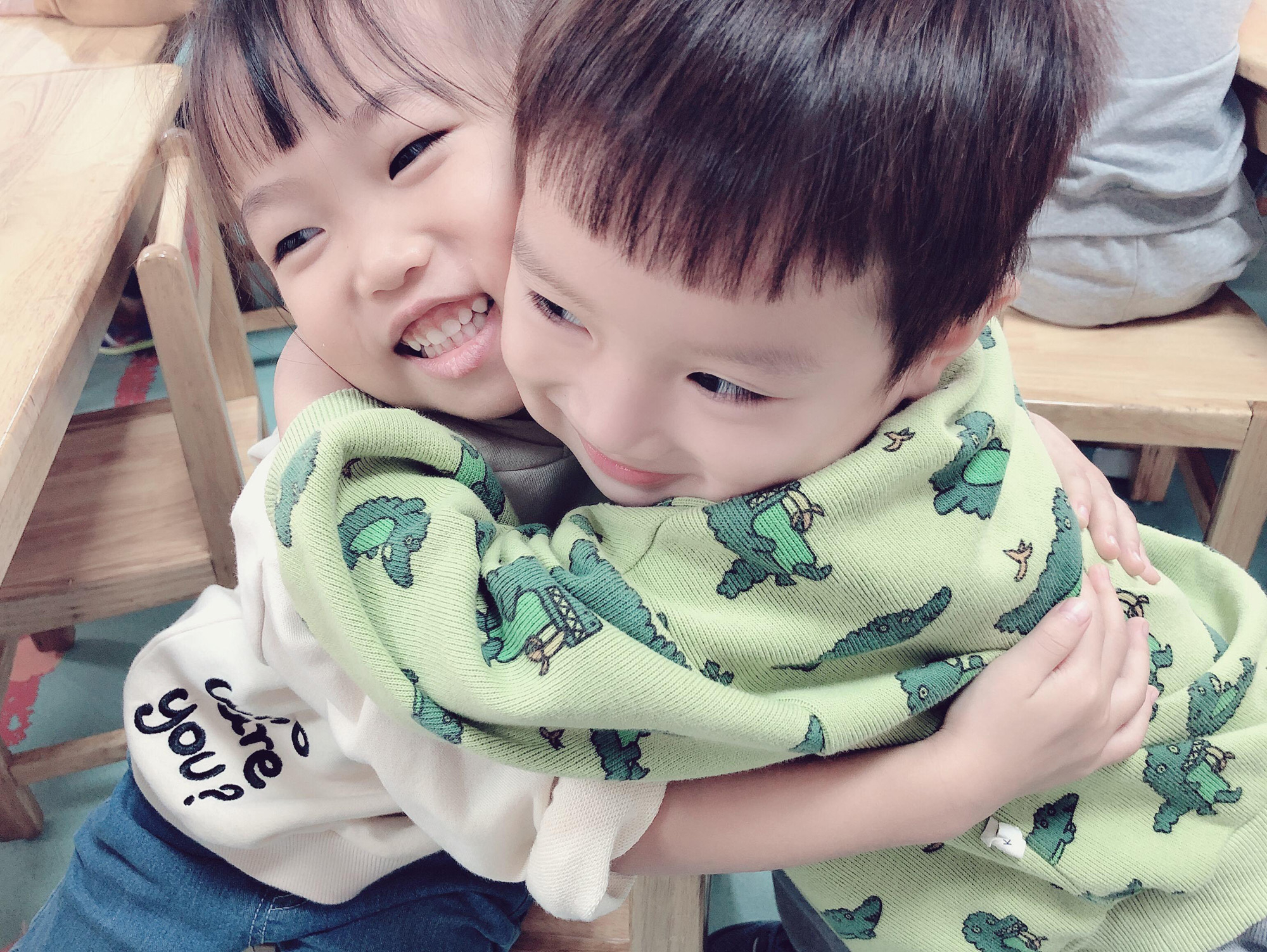 幼儿园小朋友之间的友情拥抱