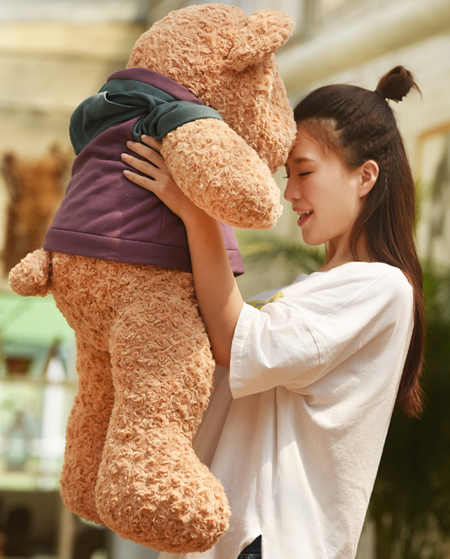 妹子把玩具熊抱抱举高高