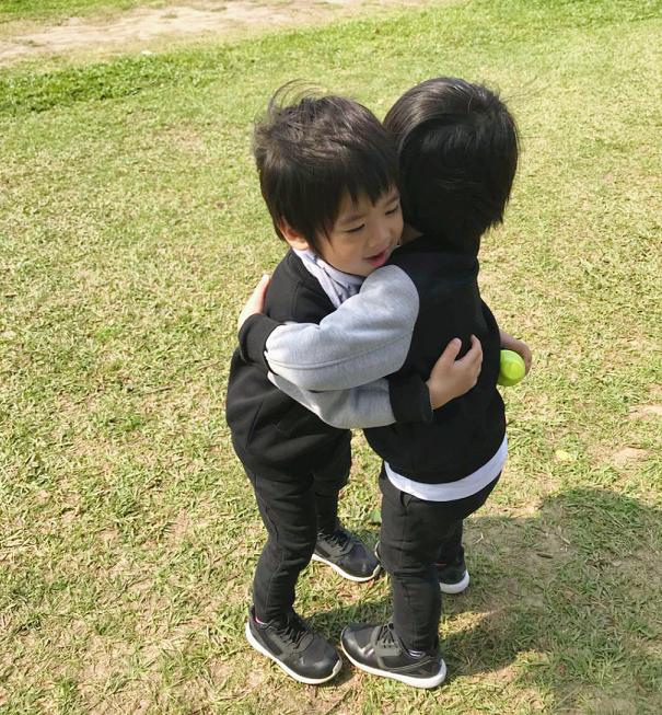 双胞胎兄弟的亲切抱抱