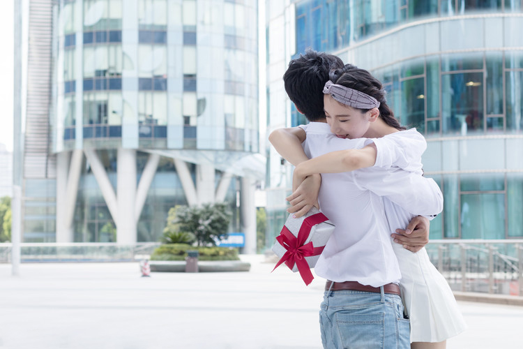女友收到礼物后，幸福的扑到男朋友怀抱里