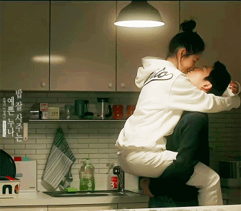 把女主抱在腰上亲嘴