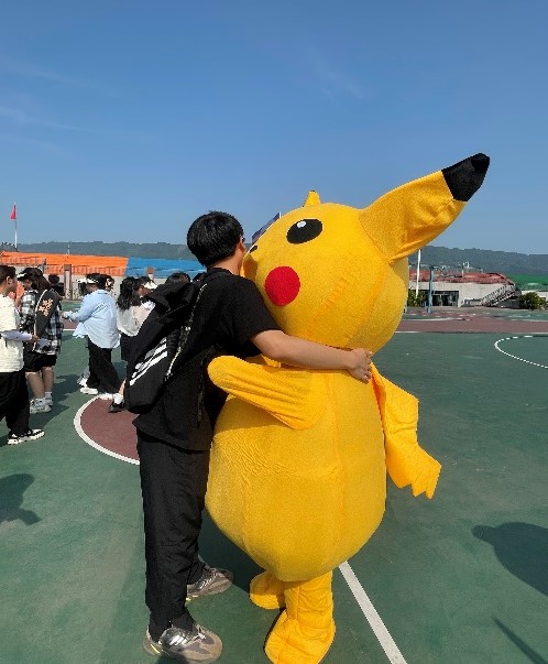 与皮卡丘来个甜蜜的拥抱吧