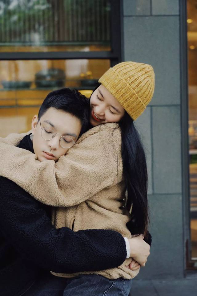 恋爱中拥抱的男女，幸福感十足