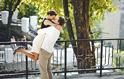 外国恋人在大街上热烈的拥抱