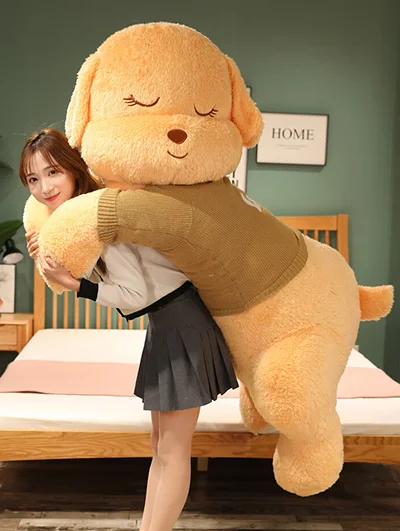 超大熊娃娃爬在美女的背上