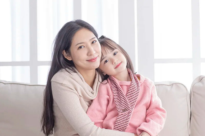 妈妈把女儿抱在怀里的温馨母女图片