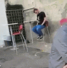 坐在高凳子上睡觉的男人，看起来摔得真疼