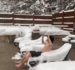 光着膀子躺在雪堆里，不是一般的牛啊