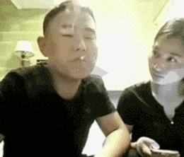 旁边的老婆看不惯这得瑟样，必须教训一下