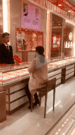 照个镜子跑这么快干啥？害得店员飞奔追赶
