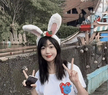 美女拍照时一不小心变成了落汤鸡