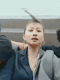 妹子头顶上的几根头发被风吹乱了