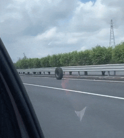 高速路上惊现一只离家出走的轮胎
